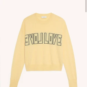 Gul Kashmir/Ull tröja ifrån sandro paris - Super mysig och trendig tröja ifrån Sandro. Köptes i somras på NK och använd 2 gånger och säljare den pga att jag inte fått tillräckligt bra användning av den. Tröjan är 11% Kashmir och 89% ull. Nypris ca 3000kr