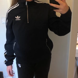 Adidas zip hoodie - Blå Adidas zip hoodie, storlek S, knappt använd