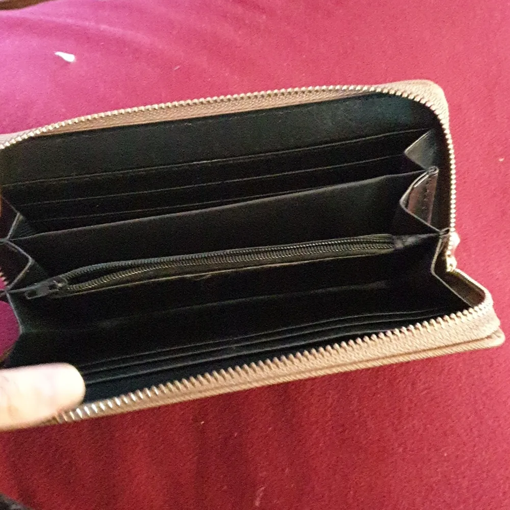 Beige plånbok som ej kommer till användning, amvänd 2 ggr typ, 12 kortfack, ett sedelfack och ett kedjefack för mynt elr nyckel tex, mobilen passar även. Väskor.