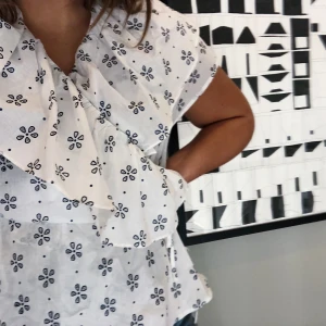 Blus från zara  - Säljer en super gullig blus från zara.                                         Storlek: Small (men funkar på medium!)                                                    Helt oanvänd! Prislapp på!                                                            Nytt pris: 359                                                                                Mitt pris: 100                                                                              Hör av er om ni har några frågor! 💞