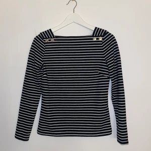 Randig tröja  - Randig tröja från Vila med silverknappar vid axlarna 😝 använd 2-3 gånger, väldigt bra material och skönt tyg! Säljs för 40kr + frakt 