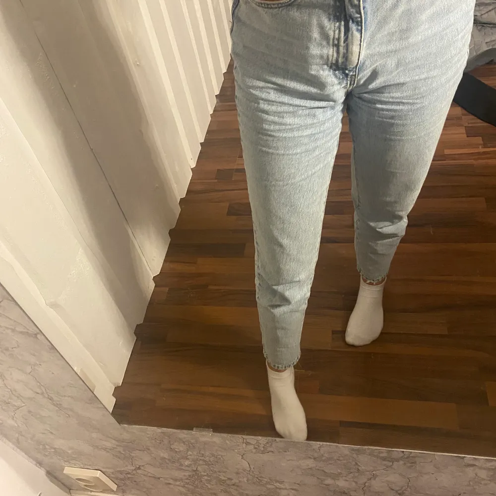 Säljer dessa raka jeans från Gina tricot, använda några gånger men fortfarande bra skick. Modell dagny . Jeans & Byxor.