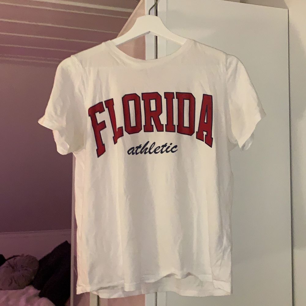 En fin Florida t-shirt från Gina tricot. Den är lite pösigare som passform och materialet är väldigt skönt. Storleken är S men skulle passa M också. Pris+frakt.. T-shirts.