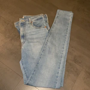 Levis mile high super skinny - Säljer dessa då de inte längre är min stil! Nypris 1000kr mitt pris 300kr🤝 de är i mycket bra skick! Köparen står för frakten.