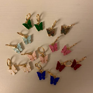 Fjärils örhängen  - Skit snygga fjärils örhängen i olika färger! 50kr st. Frakt tillkommer. Ljusrosa, ljusblåa och vita är sålda