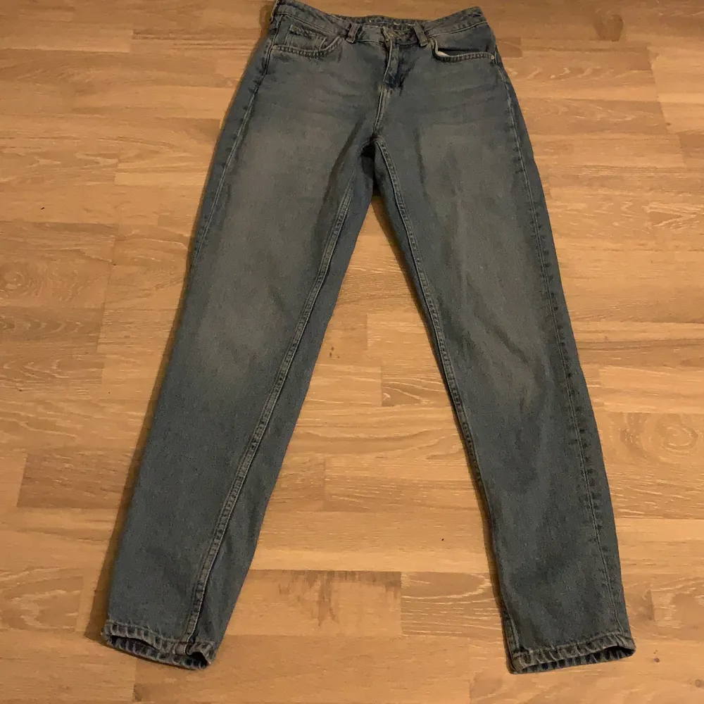 Fina jeans från bikbok, passar till de mesta och jätte bekväma (använda 3ggr). Jeans & Byxor.