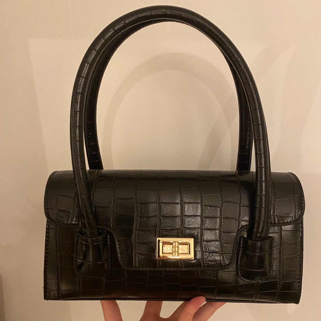 SVART HANDVÄSKA MED GULD DETALJ 🖤