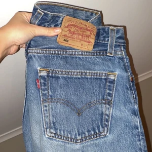 Levis 501 - Mörka momjeans, Levis 501 modell. Höga i midjan med 4 knappar som ej syns utåt. Köpta vintage men Levis håller sig ju en livslängd så dom är i super skick!!
