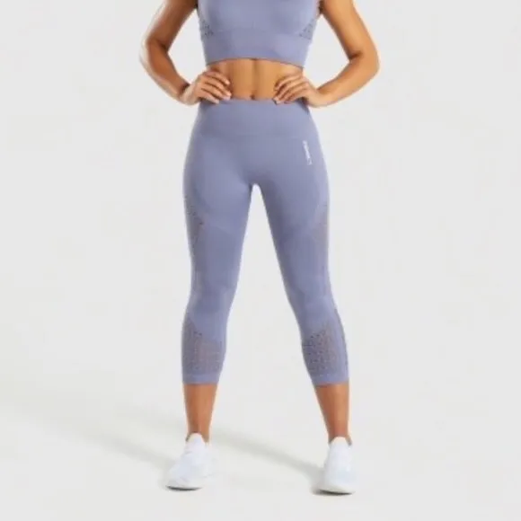 Gymshark leggings från serien energi seamless. De är croppade så slutar vid mitten av vaden på mig som är 167 cm. Färgen heter steel blue och de finns inte att köpa längre. Normalt använda för träningskläder, säljer även 2 överdelar i samma modell som går att matcha med.. Jeans & Byxor.