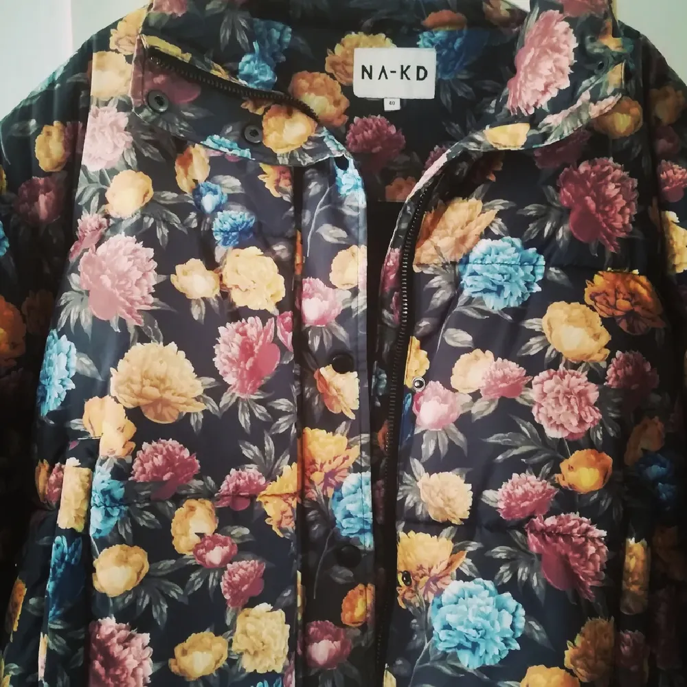 Beautiful flowery puffer jacket from NA-KD, great condition. Size is 40. 56 cm long and back is 56x 2 cm wide.🍁🌳🏵️🎃. Jackor.