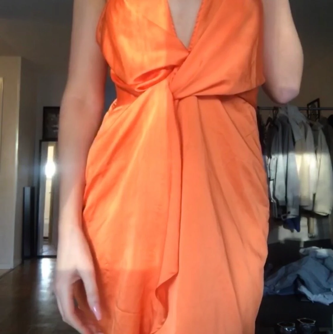 Orange satinklänning