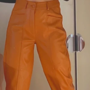 Skinn byxor - Väldigt snygga byxor från Gina tricot, endast provade. Köpte för 499kr säljer för 299kr 