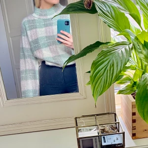 Super mysig tröja - Säljer min sköna och höst fina stickad tjöra ifrån Lindex! Köpt får nån månad sen men inte kommit till andväning✨✨ nypris var 349kr