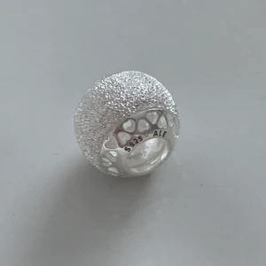 Pandora berlock ”glittrande struktur hjärta” - Ny skick, superfin. Silver.