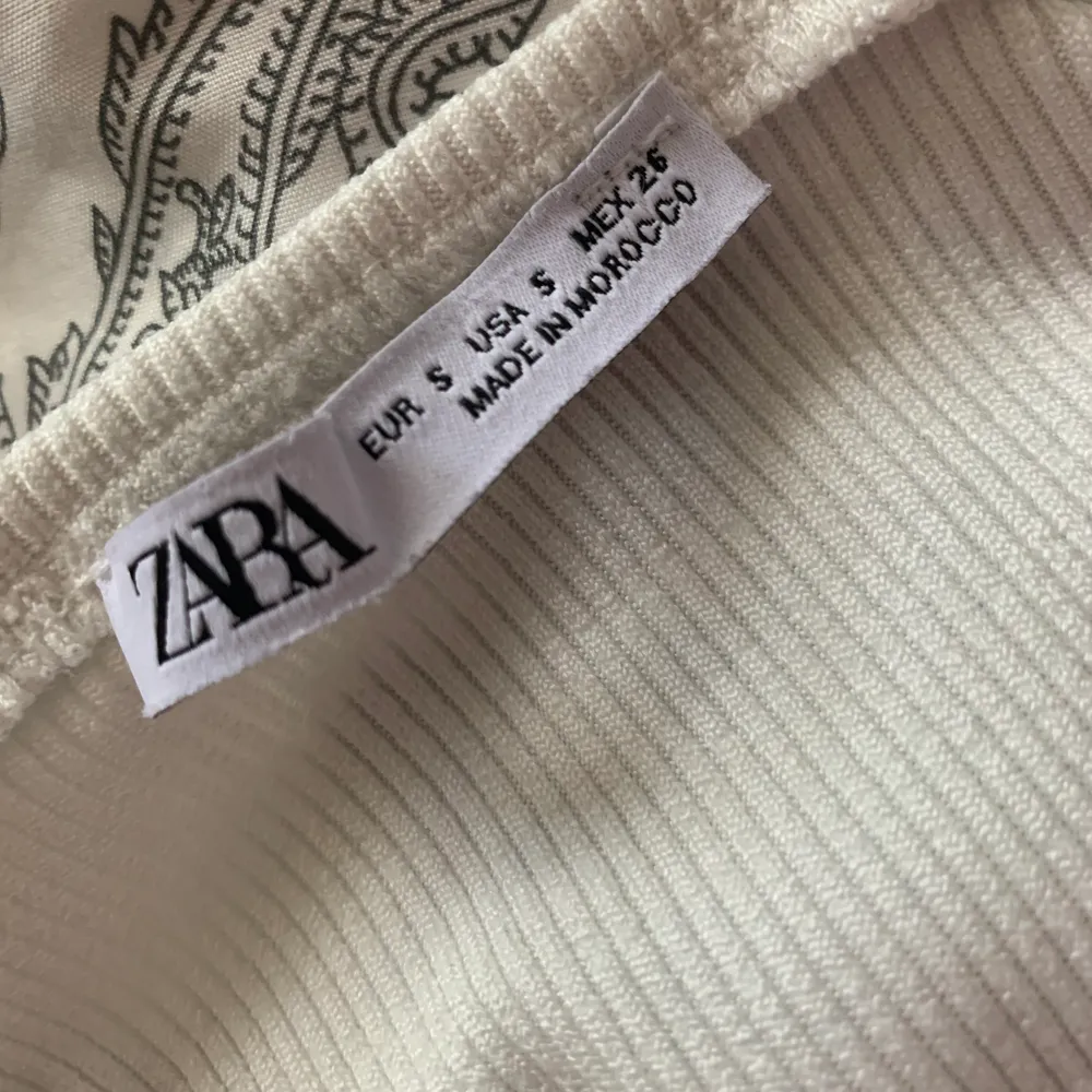 Vitt linne med detaljerade band från Zara. Sälja pågrund av att det inte kommer till användning.. Toppar.