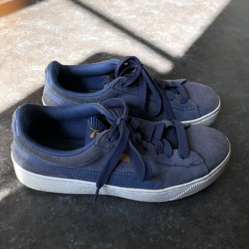 Blåa skor från Puma i strl 36. De är väl använda så insidan är lite sliten men de är i fint skick på utsidan💗. Skor.