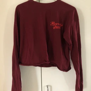 Långärmad röd tröja - Långärmad röd tröja från carlings. Märket stay. I storlek M men är liten i storleken. Trycket är beverly hills. Köparen står för frakten.