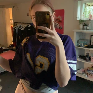 Amrekansk fotbollas tröja  - En skön luftig amrekansk fotbollstöja, jätte cool och bekväm. Kort som en S men bred som en L/Xl 