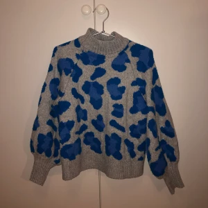 Stickad tröja - Super mysig tröja så här till hösten! Kommer tyvärr inte till användning. Står storlek XS men skulle säga XS-M beroende på hur man vill att den ska sitta🥰