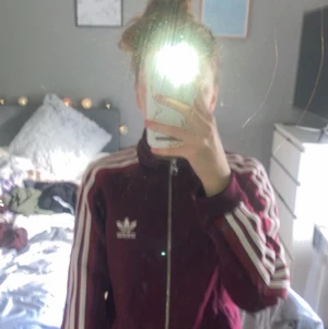 Adidas tröja  - Säljer en jätte fin Adidaskofta då jag inte kan ha den. Den är i bra skick. Priset kan diskuteras. Jag står för frakt 