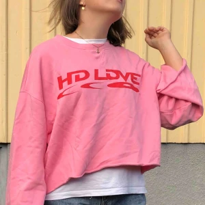  - Rosa tröja med rött retrotryck från Weekday!! Använt en gång. Stryker den självklart innan leverans💕 Skriv gärna i kommentarerna om ni är intresserade och vill buda. Vill ni har fler bilder eller så är det bara att skriva privat!!🤗 