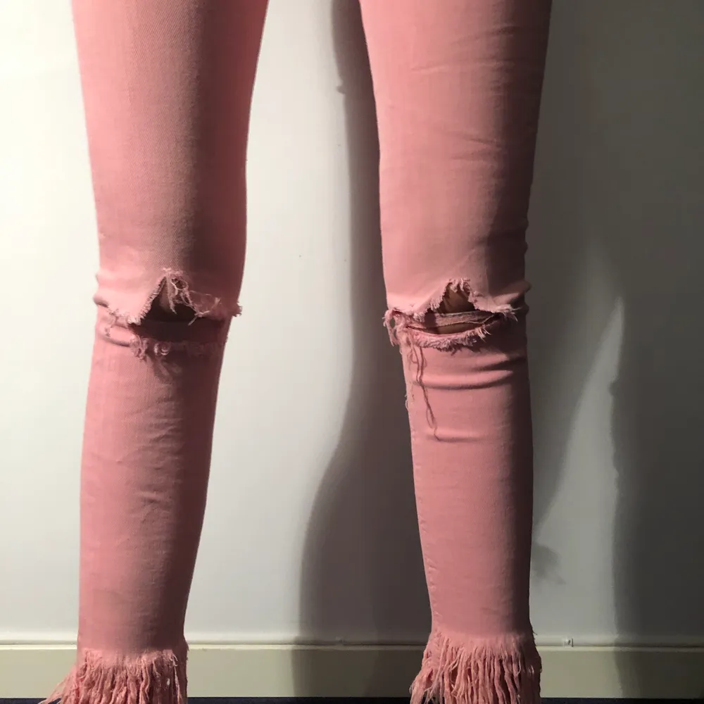 Säljer ett par as balla rosa jenas från zara, jätte sköna! I storlek 32, som nya! . Jeans & Byxor.