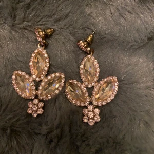 River Island örhängen  - Säljer dessa lyxiga och fina örhängen från River Island i rosé, endast använda ca två gånger 🦋