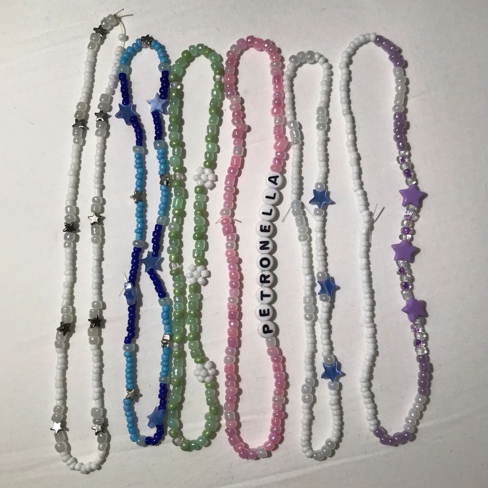 💗Säljer egengjorda pärlhalsband & armband💗 Bilderna visar några exempel som jag gjort (kan göra dem med andra färger) men kan också göra utifrån era egna idéer såklart! Armband 35kr, halsband 50kr. De med snäckor kostar 10kr extra (45kr/60kr) Köper ni flera så får ni lite rabatt också🥰 GRATIS FRAKT! Skriv om ni har frågor eller vill se fler bilder💓. Accessoarer.