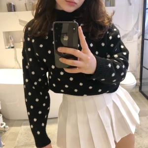 Stickad långärmad - Prickig stickad långärmad i begagnat skick. Kan i vissa fall mötas upp i Stockholm så det är bara att fråga om det önskas! Startbud 66kr+ frakt💕💕