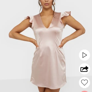 Klänning - Finaste klänningen ifrån nelly i ”silke” material i finaste färgen🤩🤩 så fin men den passar inte mig längre tyvärr :(( nypris 400kr 💕