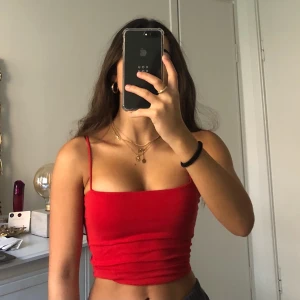 Rött linne - Fint linne med spagetti straps. Skönt material som sitter fint på.