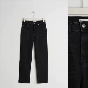 Jeans från Gina tricot storlek S - Ett par Neela petite jeans från Gina svarta . Ganska populära! Använda ett fåtal gånger. Sitter super bra i midjan.  Buda bara om du är intresserad!!!