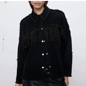 En jättecool jacka ifrån Zara!  - En väldigt populär svart jacka från zara med silvriga detaljer, jackan är slutsåld och går ej att köpa längre. Använd ett fåtal gånger, jackan är i bra skick 
