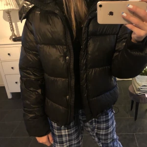 Mysig vinterjacka - Funderar på att sälja denna snygga jacka som är perfekt nu till vintern! Bra skick med avtagbar luva! buda gärna i kommentarerna och hör av er privat för frågor💙storlek  XS men passa nog mellan xs-L✨(säljs ej längre)( JACKAN FINNS KVAR TILLS DET STÅR SÅLD)