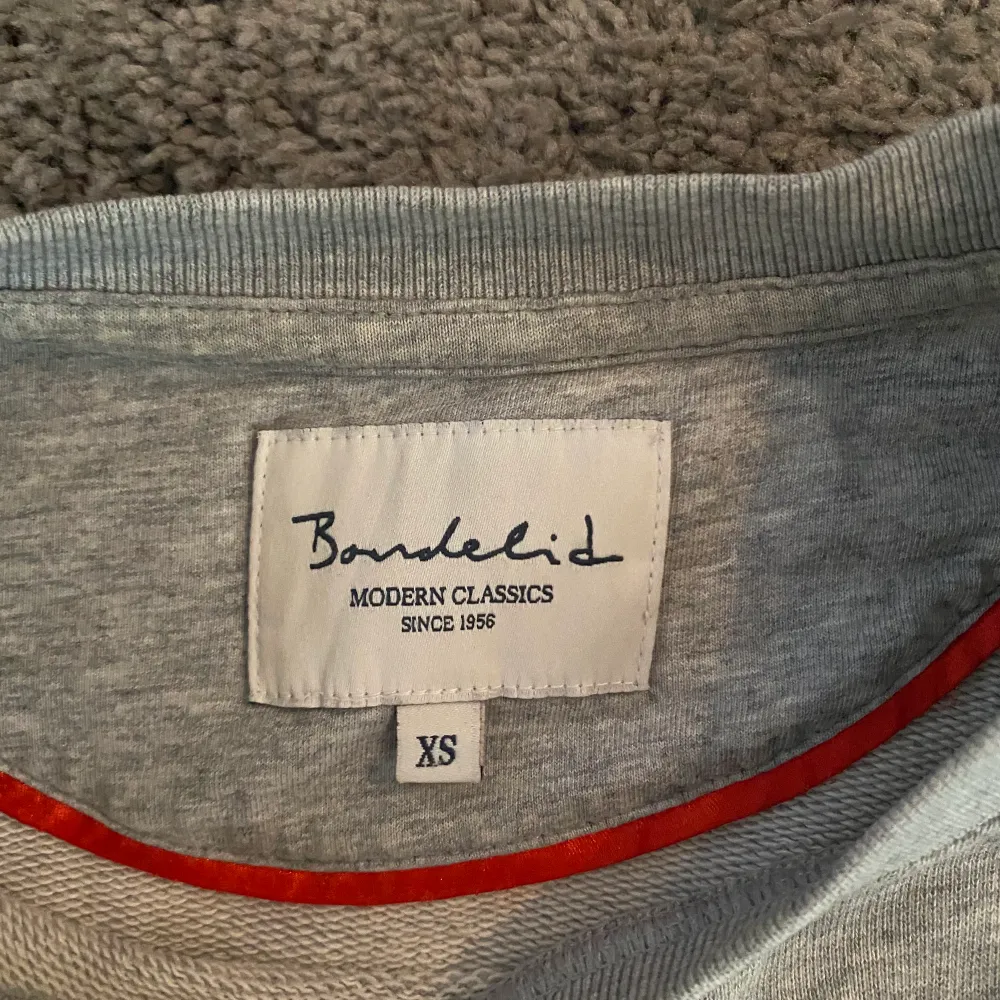 En ljusgrå Sweater ifrån Bondelid, som endast är använd få gånger. Syns inte på den att den är använd. Storlek xs. Tröjor & Koftor.