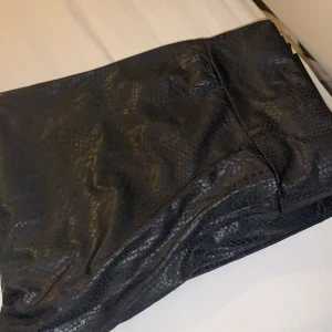 Skinnbyxor - Skitfina krokodil skinntights, storlek M men passar inte mig i M så det är en S