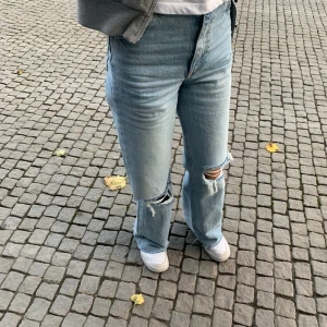 Super snygga jeans från Zara - Säljer ett par helt nya håliga jeans från Zara, aldrig använda! 💙💙💙💙