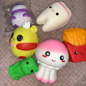 Squishies ✨✨✨ - Några av squishiesarna har små defekter som inte får plats på bild. Varje squishy kostar 20 kr förutom den i plats och grodan som kostar 15. 