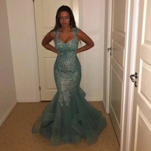 Balklänning 1900:- - Balklänning / festklänning storlek S (xs fungerar också). Använd 1 gång. Nypris 3000:- men jag säljer klänningen för 1900:- (1700:- vid snabb affär) 