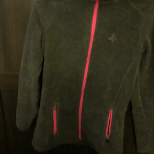 Grå cross tröja  - Grå tjockar tröja från cross sports wear,ny skick säljer då jag har dubblett 