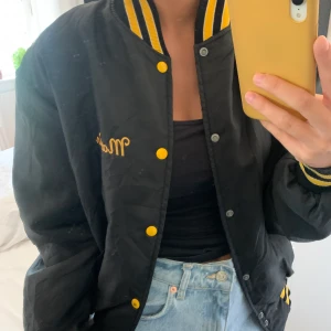 Varsity jacka - As snygg och trendig baseboll jacka som tyvärr inte kommer till användning längre. Baksida: Harvard softball Framsida: Martin. Köpt på BeyondRetro, därav lite skönhetsfläckar på insidan som fanns när jag köpte den. Passar Xs-M beroende på hur man vill att den ska sitta. Jag är vanligtvis S o den sitter oversized på mig.