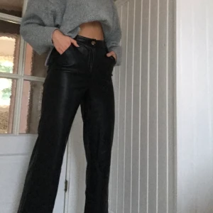 Skinnbyxor från na-kd storlek 34 - Snygga skinnbyxor i rakare modell, bra passform i midjan. Använts få gånger och ser ut som nya. Nypris 499kr. Mitt pris: 250kr+frakt.                                                                                        OM FLER ÄR INTRESERADE SKER BUDGIVNING I KOMMENTARERNA!! BUDGIVNING AVSLUTAS IDAG 20.00❤️