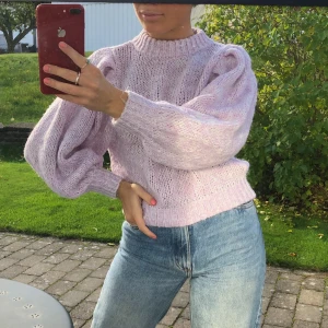 Lila stickad tröja  - 💜💜En lila/rosa stickad tröja med ballongarmar . Är rättså kort i modellen men passar perfekt till ett par högmidjade byxor. BUDGIVNINGEN SKER I KOMMENTARERNA! Fraktkostnad tillkommer.💕