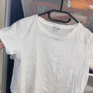 Tröja - En super fin vit topp som är i storlek 158-164 men är mer som xs/s i storleken. 