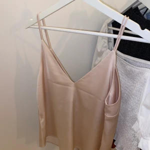 Silkeslinne - Jättefint linne i silke, i färgen champagne. Från bikbok i storlek Small. Frakt kan eventuellt tillkomma🥰🥰 