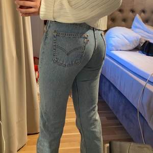 Ett par trendiga superfina Levis jeans som tyvärr blivit för små. De är raka i modellen. De har längd 34 och de är perfekta på mig som är 173 cm. Storlek W28