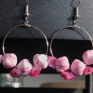 Örhängen (RÖDAKORSET) - Säljer via rödakorset där jag jobbar, dessa är deras osålda örhängen från butik. Pengarna går oavkortat till Rödakorset. På RK kostar dessa 30kr styck. Pris diskuteras ej då det är deras varor. (Du hittar andra smycken säljes fr RK under min sida)