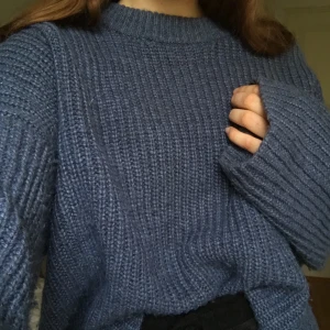 Stickad mörkblå tröja - Säljer denna mörkblåa tröja i normalt skick. Tröjan är större i modellen med bredare armar oxå. Säljs pgr av att den it kommer till användningen. Skriv privat för frågor eller fler bilder. 155kr med frakt!✨ 