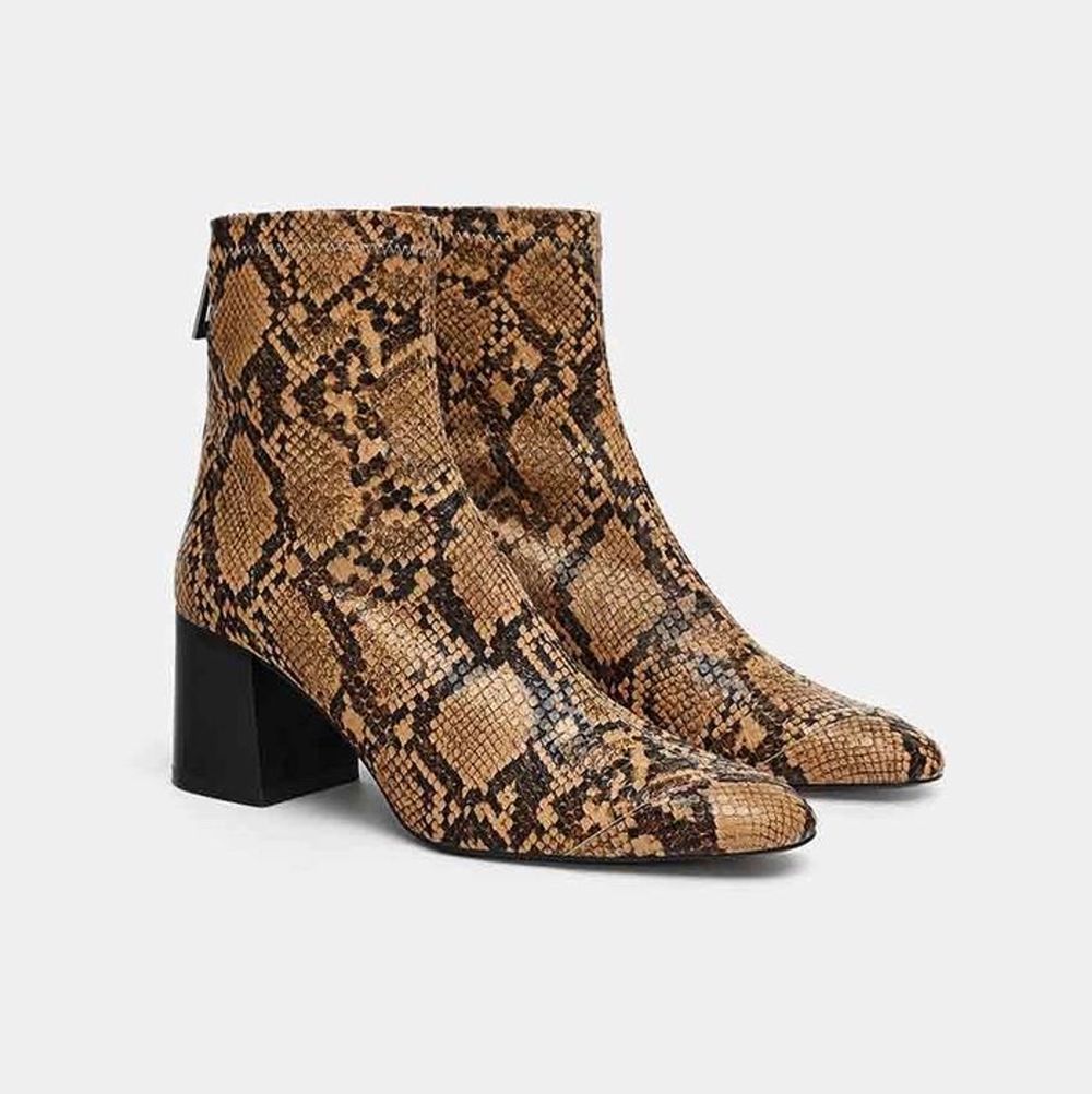 Oanvända Zara ankle boots i snake print. . Skor.