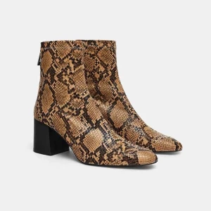 Oanvända Zara Snake print ankle boots - Oanvända Zara ankle boots i snake print. 